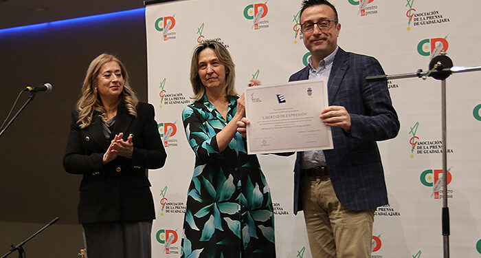 Ana Guarinos entrega al periodista Antonio Herráiz el premio Libertad de Expresión