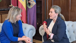 Ana Guarinos se reúne con Milagros Tolón