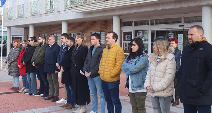 Cabanillas recuerda con un minuto de silencio a las víctimas del incendio de Valencia 1 Cabanillas recuerda con un minuto de silencio a las víctimas del incendio de Valencia