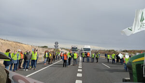 Cerca de 300 agricultores de Cuenca cortan la A-3 y dejan clara la importancia de la unidad para sacar adelante las reivindicaciones 2 Cerca de 300 agricultores de Cuenca cortan la A-3 y dejan clara la importancia de la unidad para sacar adelante las reivindicaciones