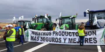 Cerca de 300 agricultores de Cuenca cortan la A-3 y dejan clara la importancia de la unidad para sacar adelante las reivindicaciones