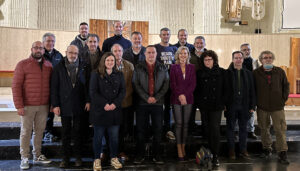 Dolz anima a los conquenses a visitar la exposición ‘Pasión en Cuenca’ en la parroquia de San Julián en Fuente del Oro