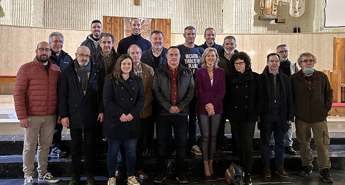 Dolz anima a los conquenses a visitar la exposición ‘Pasión en Cuenca’ en la parroquia de San Julián en Fuente del Oro