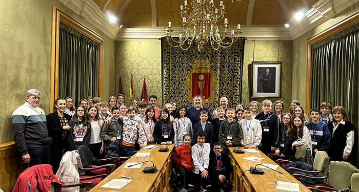 Dolz recibe a los jóvenes del CEIP Isaac Albéniz que han culminado un Encuentro Europeo junto a alumnado de Eslovaquia, República Checa y Alemania