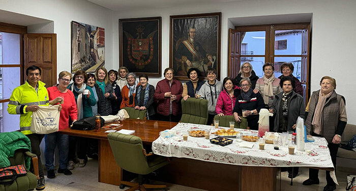 Dos enfermeras de Checa lideran la iniciativa de salud comunitaria ‘Un café con la enfermera’ para fomentar la salud y el autocuidado entre la población