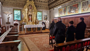 El Ayuntamiento de Cuenca cumple con el voto a la Candelaria durante la misa en la Catedral