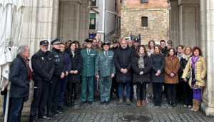 El Ayuntamiento de Cuenca realiza un minuto de silencio por la muerte en acto de servicio de dos guardias civiles en la localidad de Barbate