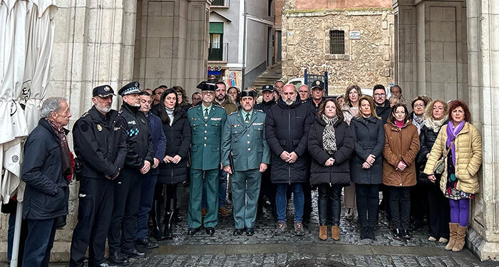 El Ayuntamiento de Cuenca realiza un minuto de silencio por la muerte en acto de servicio de dos guardias civiles en la localidad de Barbate 1 El Ayuntamiento de Cuenca realiza un minuto de silencio por la muerte en acto de servicio de dos guardias civiles en la localidad de Barbate