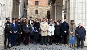 El Ayuntamiento de Cuenca realiza un minuto de silencio por las víctimas del incendio del pasado jueves en Valencia