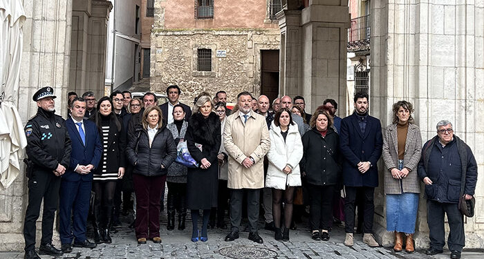El Ayuntamiento de Cuenca realiza un minuto de silencio por las víctimas del incendio del pasado jueves en Valencia