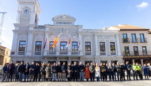 El Ayuntamiento de Guadalajara guarda un minuto de silencio por el asesinato de dos guardias civiles en Barbate