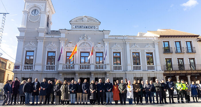 El Ayuntamiento de Guadalajara guarda un minuto de silencio por el asesinato de dos guardias civiles en Barbate 1 El Ayuntamiento de Guadalajara guarda un minuto de silencio por el asesinato de dos guardias civiles en Barbate