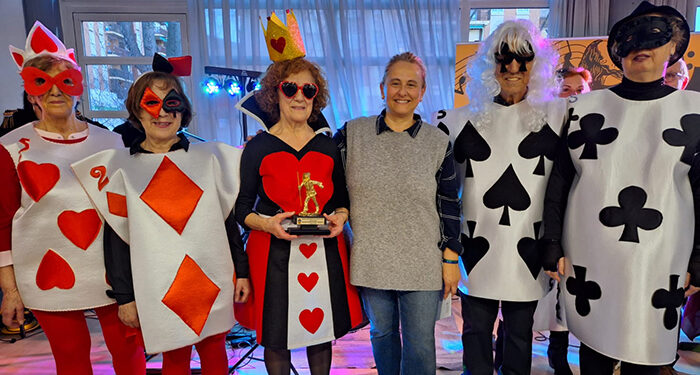 El baile y desfile de Carnaval de mayores concentró a más de 200 personas en La Rosaleda