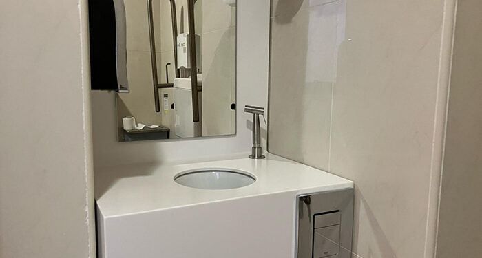 El Gobierno regional pone en servicio el primer aseo adaptado para personas ostomizadas de Cuenca