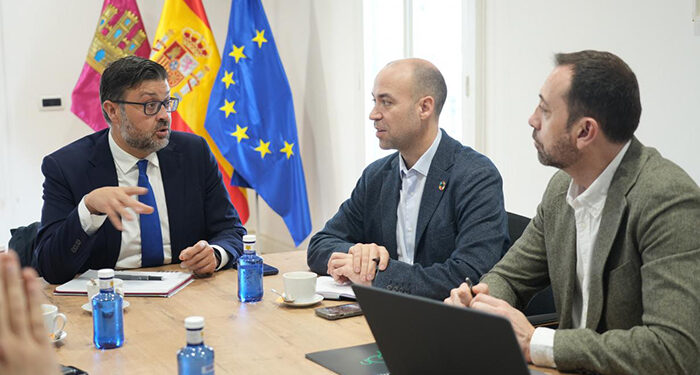 El Gobierno regional y Toro Verde abordan las formas en las que la Formación Profesional puede contribuir al desarrollo de este proyecto empresarial 1 El Gobierno regional y Toro Verde abordan las formas en las que la Formación Profesional puede contribuir al desarrollo de este proyecto empresarial