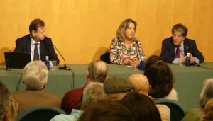 El oncólogo Javier Román explica en la Sala Tragaluz las claves para prevenir el cáncer