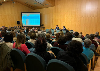 El oncólogo Javier Román explica en la Sala Tragaluz las claves para prevenir el cáncer