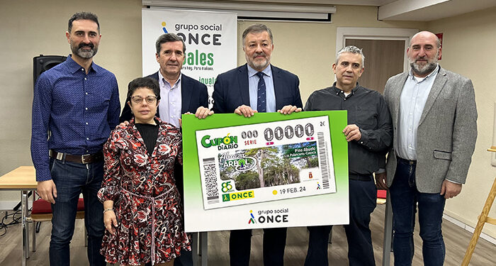 El Pino Abuelo de Los Palancares, de 500 años, extiende su sombra por los cupones de la ONCE 1 El Pino Abuelo de Los Palancares, de 500 años, extiende su sombra por los cupones de la ONCE