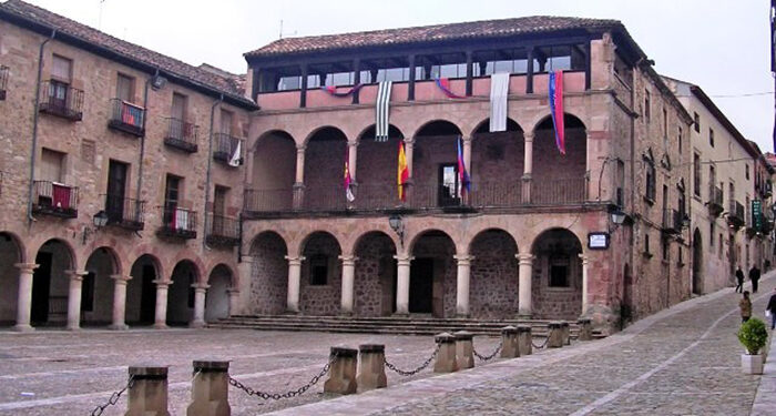 El PP de Sigüenza denuncia la “actitud soberbia” de la alcaldesa María Jesús Merino al modificar el horario de los plenos para entorpecer la labor de la oposición
