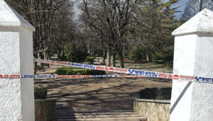 El viento en Cuenca hace caer algunos árboles, contenedores, vallas y un cartel en el Arco de Bezudo