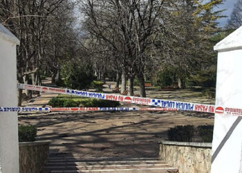 El viento en Cuenca hace caer algunos árboles, contenedores, vallas y un cartel en el Arco de Bezudo