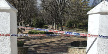 El viento en Cuenca hace caer algunos árboles, contenedores, vallas y un cartel en el Arco de Bezudo