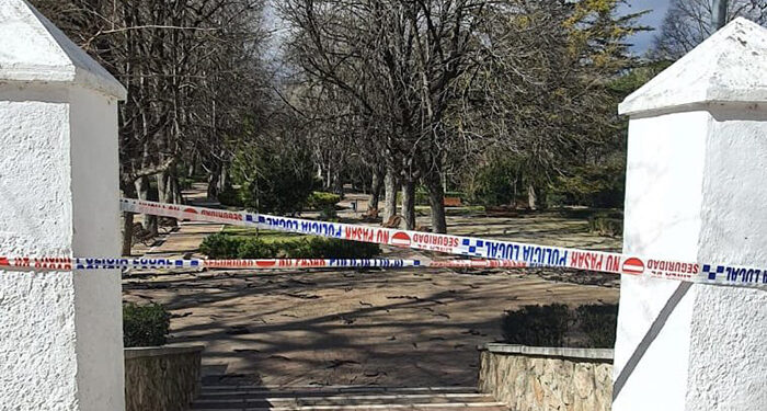 El viento en Cuenca hace caer algunos árboles, contenedores, vallas y un cartel en el Arco de Bezudo