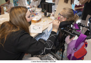 Estudiantes del Peluquería y Estética del IES Luis de Lucena llevan la alegría del carnaval al Hospital de Guadalajara con un pintacaras en Pediatría