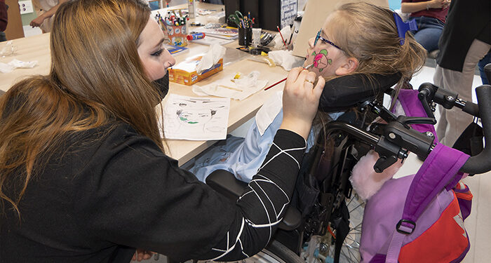 Estudiantes del Peluquería y Estética del IES Luis de Lucena llevan la alegría del carnaval al Hospital de Guadalajara con un pintacaras en Pediatría