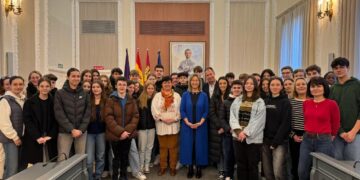 Estudiantes de la ciudad francesa de Clermont-Ferrand visitan el ayuntamiento de Guadalajara