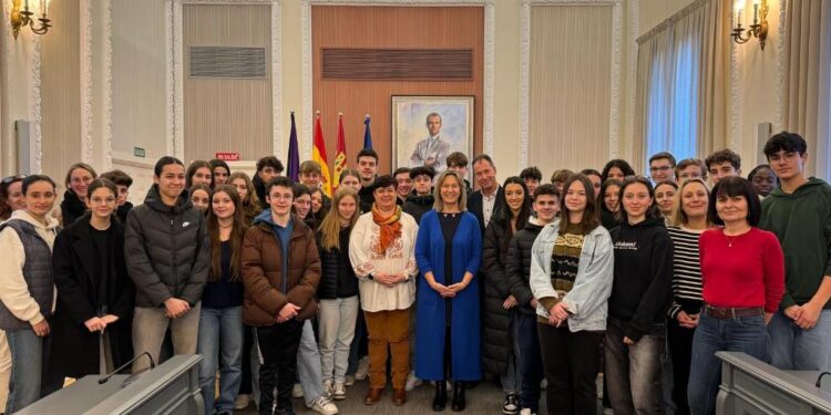 Estudiantes de la ciudad francesa de Clermont-Ferrand visitan el ayuntamiento de Guadalajara 1 Estudiantes de la ciudad francesa de Clermont-Ferrand visitan el ayuntamiento de Guadalajara