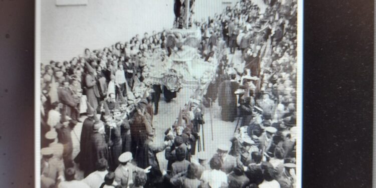 Entrevista. Fe y Tradición en el Amanecer Santo. Exposición en el Centro de Mayores de la calle de San Pedro