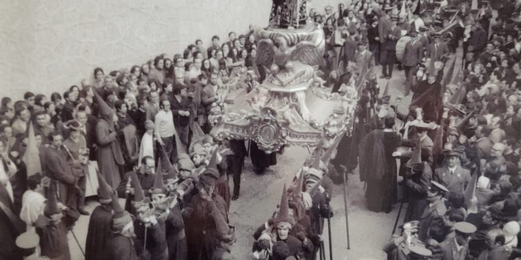 Entrevista. Fe y Tradición en el Amanecer Santo. Exposición en el Centro de Mayores de la calle de San Pedro