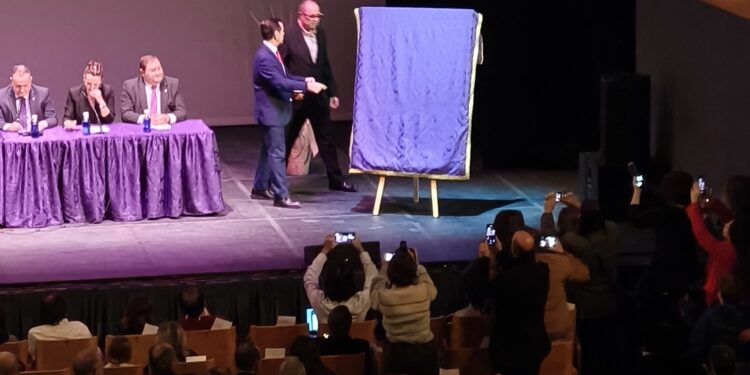 Imágenes y vídeos. Así se vivió la presentación del cartel y pregonero de la Semana Santa de Cuenca 2024