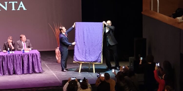Imágenes y vídeos. Así se vivió la presentación del cartel y pregonero de la Semana Santa de Cuenca 2024