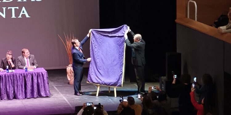 Imágenes y vídeos. Así se vivió la presentación del cartel y pregonero de la Semana Santa de Cuenca 2024