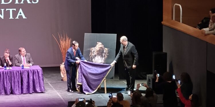 Imágenes y vídeos. Así se vivió la presentación del cartel y pregonero de la Semana Santa de Cuenca 2024