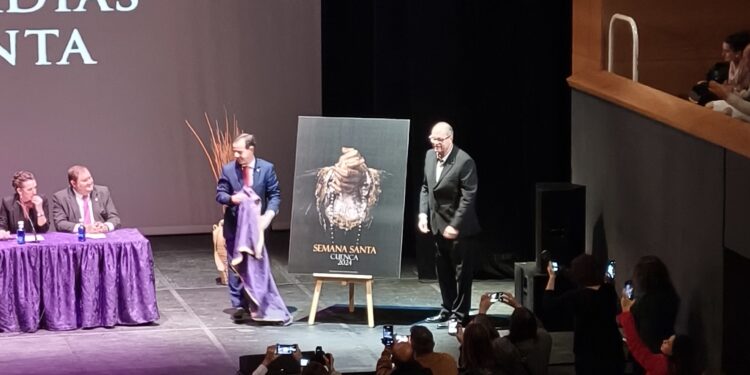 Imágenes y vídeos. Así se vivió la presentación del cartel y pregonero de la Semana Santa de Cuenca 2024