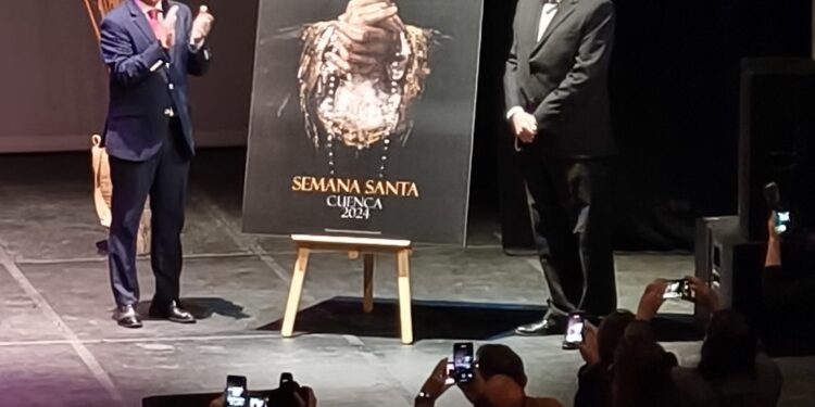 Imágenes y vídeos. Así se vivió la presentación del cartel y pregonero de la Semana Santa de Cuenca 2024
