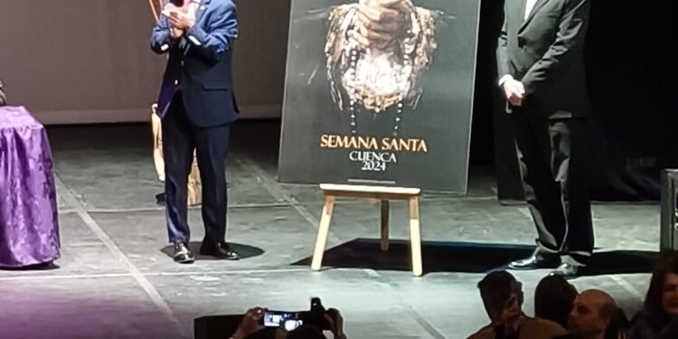 Imágenes y vídeos. Así se vivió la presentación del cartel y pregonero de la Semana Santa de Cuenca 2024