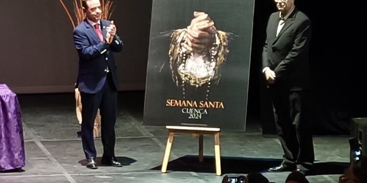 Imágenes y vídeos. Así se vivió la presentación del cartel y pregonero de la Semana Santa de Cuenca 2024