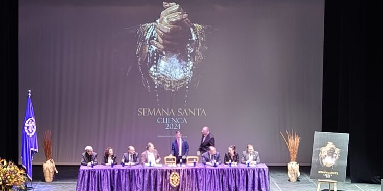 Imágenes y vídeos. Así se vivió la presentación del cartel y pregonero de la Semana Santa de Cuenca 2024