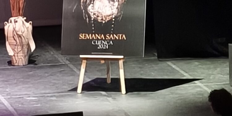 Imágenes y vídeos. Así se vivió la presentación del cartel y pregonero de la Semana Santa de Cuenca 2024