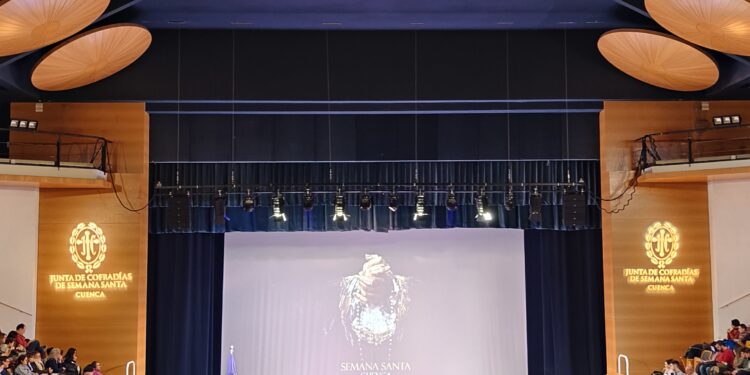 Imágenes y vídeos. Así se vivió la presentación del cartel y pregonero de la Semana Santa de Cuenca 2024