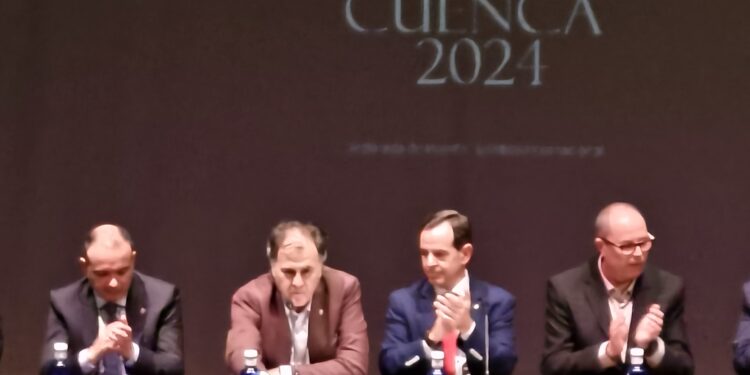 Imágenes y vídeos. Así se vivió la presentación del cartel y pregonero de la Semana Santa de Cuenca 2024