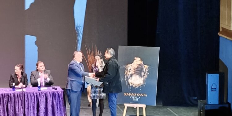 Imágenes y vídeos. Así se vivió la presentación del cartel y pregonero de la Semana Santa de Cuenca 2024