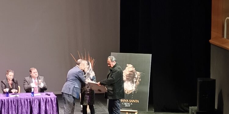 Imágenes y vídeos. Así se vivió la presentación del cartel y pregonero de la Semana Santa de Cuenca 2024