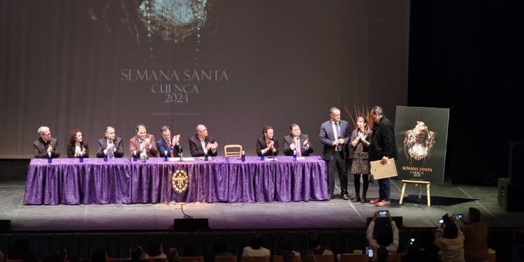 Imágenes y vídeos. Así se vivió la presentación del cartel y pregonero de la Semana Santa de Cuenca 2024