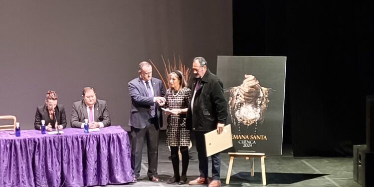 Imágenes y vídeos. Así se vivió la presentación del cartel y pregonero de la Semana Santa de Cuenca 2024