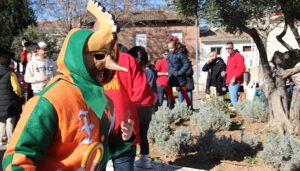 La botarga de Iriépal de verde esparto y anaranjada, sale a la calle tras un siglo desaparecida